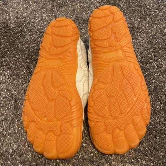 Off White Fabric Rubber Sole Water Shoes Super Comfortable Non-Slip NEW - Picture 5 of 6